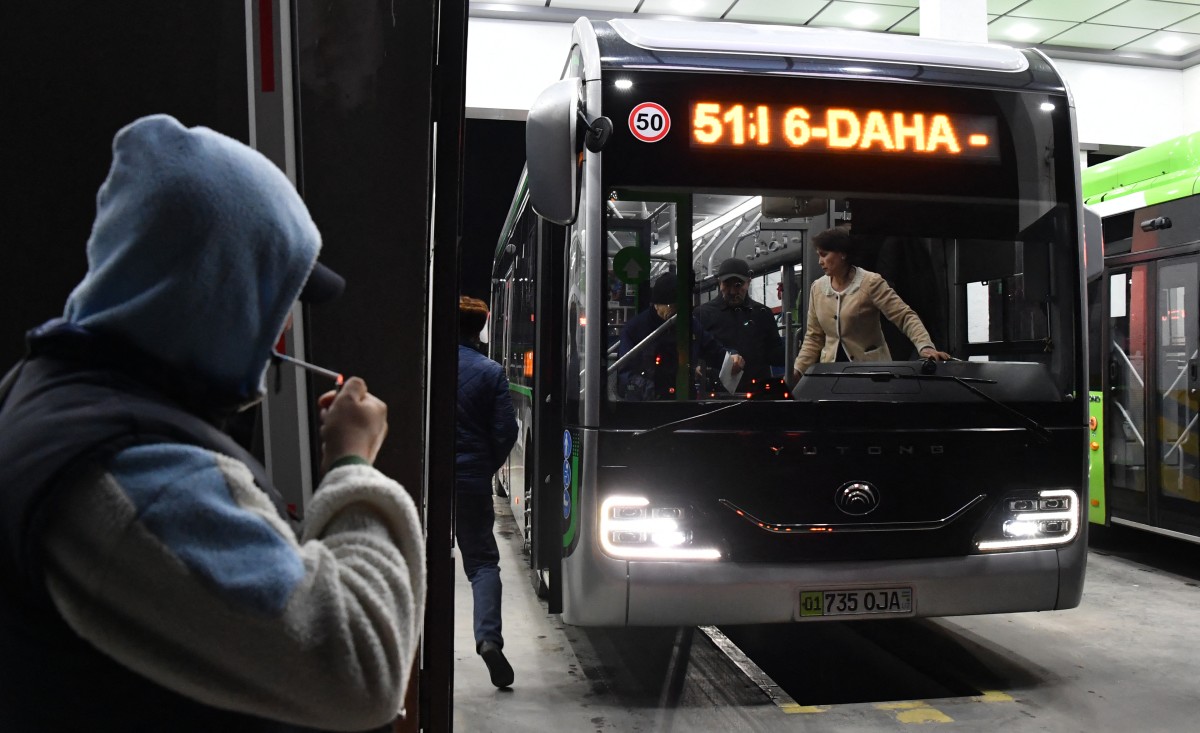 بالصور- نساء يقدن الحافلات في مشهد غير مألوف في أوزبكستان